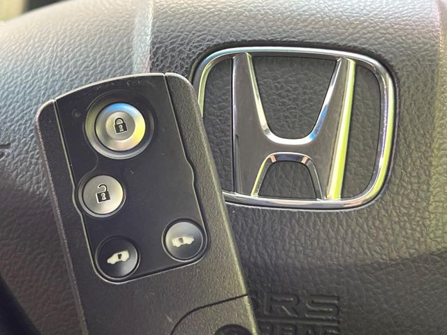 �yHonda�X�}�[�g�L�[�z�J�o����|�P�b�g�ɓ��ꂽ�܂܂ł��h�A�̎{���E�������\�ȃX�}�[�g�L�[�𑕔��B�G���W���̃I���E�I�t�����J�M�����o���K�v����������Ƃ��Ă��֗��ł���
