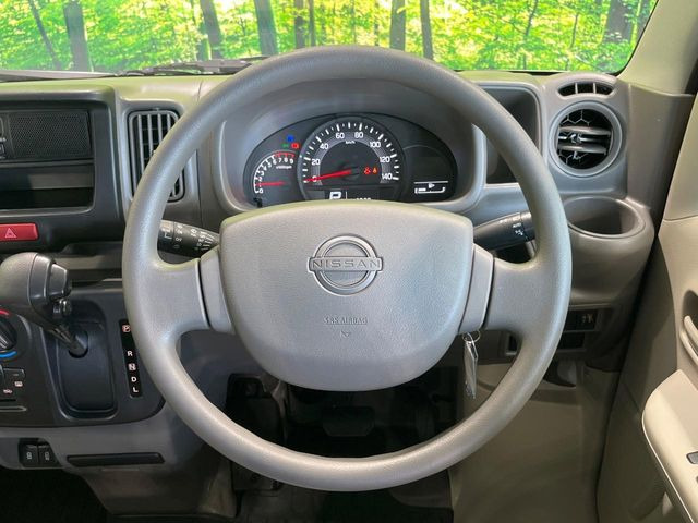 �C���e���A�ɍ��킹���f�U�C���̃X�e�A�����O�́A�^�]�������̂��Ƃ��l���A�^�]���₷���`��A�傫���ł��B�����x�A���ۂɐG���Ă��m���߂��������B