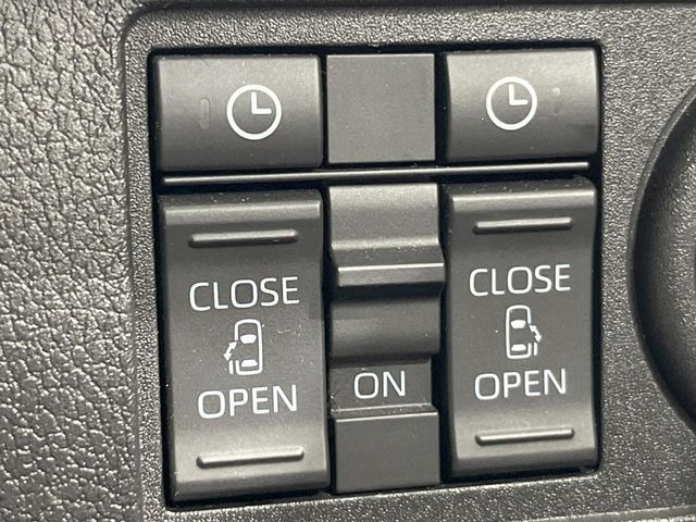 【両側パワースライドドア】スマートキーや運転席のスイッチで後席両側スライドドアの開閉が可能♪電動だから力を入れてドアを開ける必要が無く、小さなお子様でも簡単に開け閉めでき快適です♪