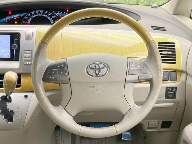 �C���e���A�ɍ��킹���f�U�C���̃X�e�A�����O�́A�^�]�������̂��Ƃ��l���A�^�]���₷���`��A�傫���ł��B�����x�A���ۂɐG���Ă��m���߂��������B