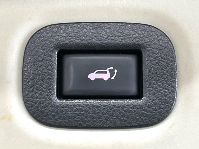【パワーバックドア】スマートキーや運転席のボタンを押すだけでリアゲートが自動で開閉します!荷物を持っている時や、高い位置にあるバックドアを閉める際に便利な機能です♪