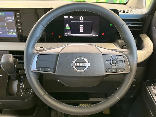 �C���e���A�ɍ��킹���f�U�C���̃X�e�A�����O�́A�^�]�������̂��Ƃ��l���A�^�]���₷���`��A�傫���ł��B�����x�A���ۂɐG���Ă��m���߂��������B