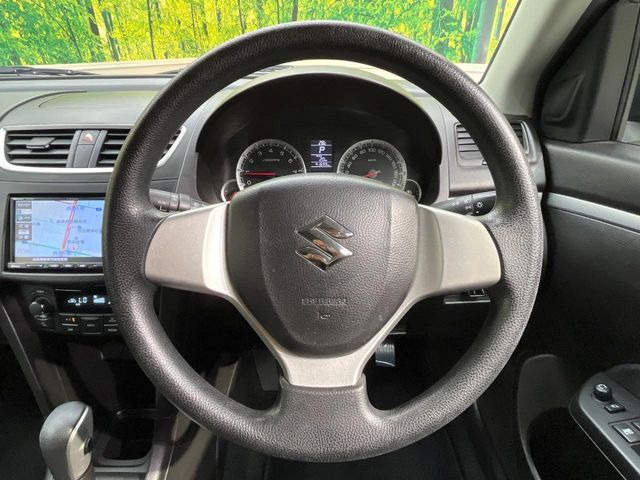 �C���e���A�ɍ��킹���f�U�C���̃X�e�A�����O�́A�^�]�������̂��Ƃ��l���A�^�]���₷���`��A�傫���ł��B�����x�A���ۂɐG���Ă��m���߂��������B