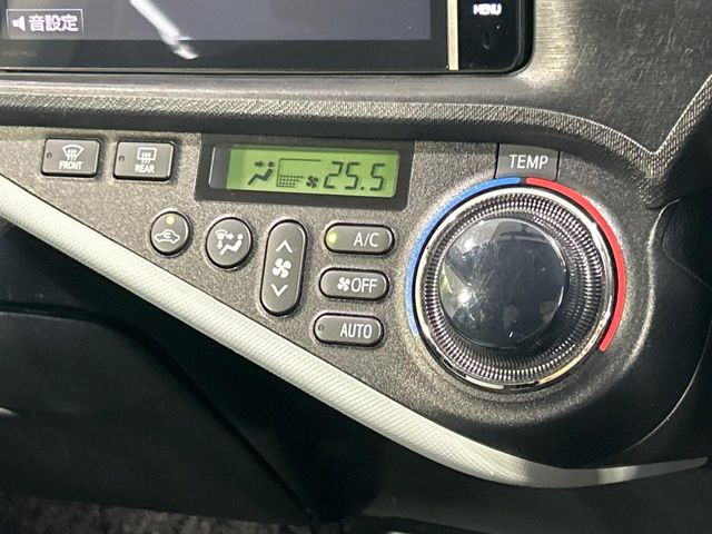 【オートエアコン】一度お好みの温度に設定すれば、車内の温度を検知し風量や温度を自動で調整。暑い&hellip;寒い&hellip;と何度もスイッチ操作をする必要はありません。快適な車内空間には必須の機能ですね♪