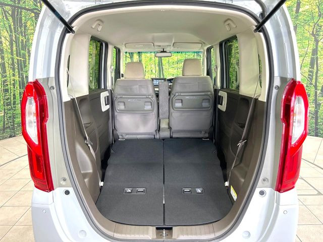 積み下ろしのしやすいデッキにはたっぷりと荷物を積み込んでいただけます。遊びから仕事まで、様々なシーンで頼れます♪