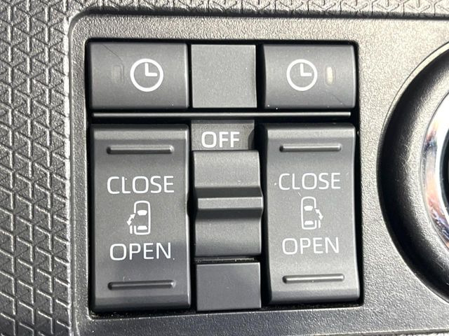 【両側パワースライドドア】スマートキーや運転席のスイッチで後席両側スライドドアの開閉が可能♪電動だから力を入れてドアを開ける必要が無く、小さなお子様でも簡単に開け閉めでき快適です♪