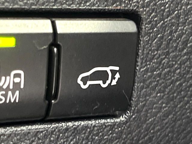 【パワーバックドア】スマートキーや運転席のボタンを押すだけでリアゲートが自動で開閉します!荷物を持っている時や、高い位置にあるバックドアを閉める際に便利な機能です♪