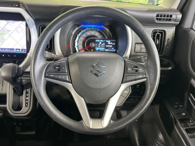 �C���e���A�ɍ��킹���f�U�C���̃X�e�A�����O�́A�^�]�������̂��Ƃ��l���A�^�]���₷���`��A�傫���ł��B�����x�A���ۂɐG���Ă��m���߂��������B