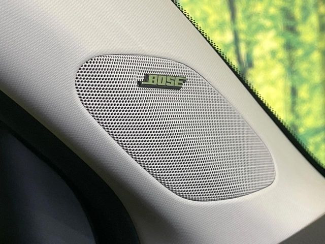 【BOSEサウンドシステム】メーカーオプションの高品位サウンドシステムを搭載。専用のチューニングが施された大小様々なスピーカーから良質なサウンドが奏でられ、臨場感あふれる音響空間を演出します。