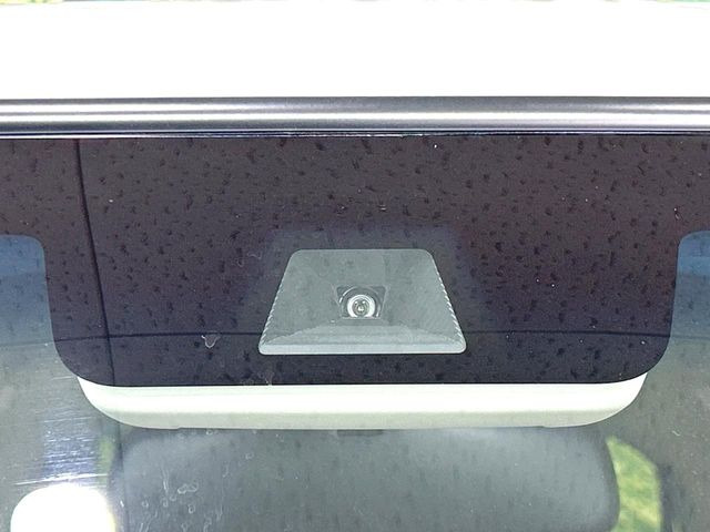 【ホンダセンシング】走行中に前方の車両等を認識し、衝突しそうな時は警報とブレーキで衝突回避と被害軽減をアシスト。より安全にドライブをお楽しみいただけます。
