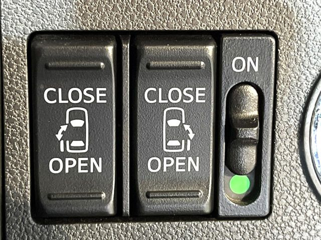 【両側パワースライドドア】スマートキーや運転席のスイッチで後席両側スライドドアの開閉が可能♪電動だから力を入れてドアを開ける必要が無く、小さなお子様でも簡単に開け閉めでき快適です♪