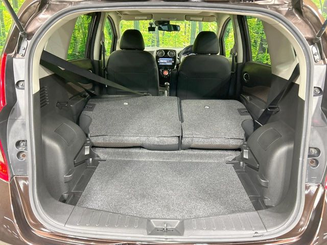 普段のお買い物や通勤、送迎等に十分な荷室スペースを確保しております。セカンドシートを倒すと、大きな荷物の積載も可能です♪