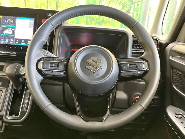 インテリアに合わせたデザインのステアリングは、運転される方のことも考え、運転しやすい形状、大きさです。是非一度、実際に触ってお確かめください。