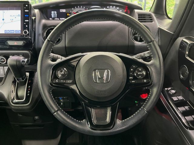 【純正革巻きステアリング】上質な革を使用することで、手にしっかり馴染みとても運転しやすいハンドルです♪