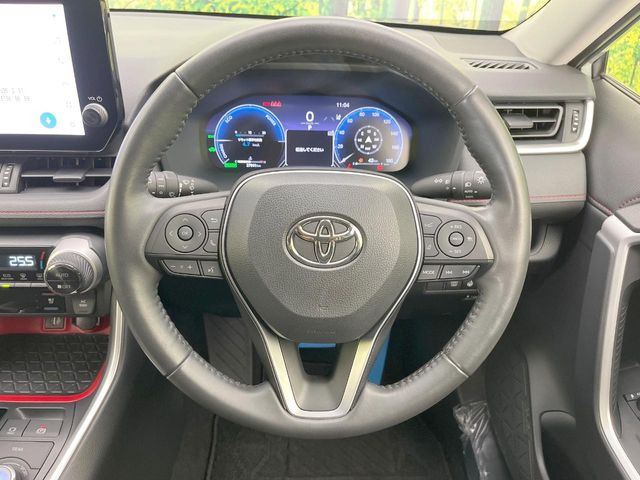 �C���e���A�ɍ��킹���f�U�C���̃X�e�A�����O�́A�^�]�������̂��Ƃ��l���A�^�]���₷���`��A�傫���ł��B�����x�A���ۂɐG���Ă��m���߂��������B
