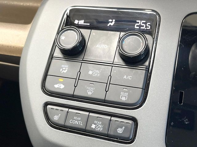 【オートエアコン】一度お好みの温度に設定すれば、車内の温度を検知し風量や温度を自動で調整。暑い&hellip;寒い&hellip;と何度もスイッチ操作をする必要はありません。快適な車内空間には必須の機能ですね♪