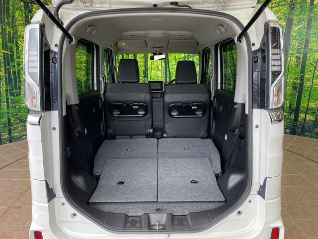 積み下ろしのしやすいデッキにはたっぷりと荷物を積み込んでいただけます。遊びから仕事まで、様々なシーンで頼れます♪