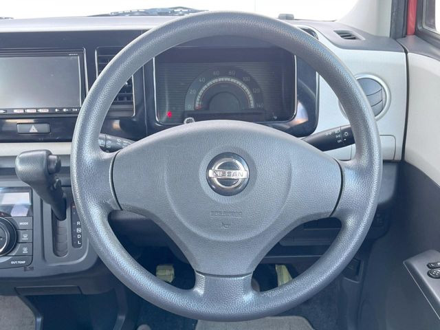 �C���e���A�ɍ��킹���f�U�C���̃X�e�A�����O�́A�^�]�������̂��Ƃ��l���A�^�]���₷���`��A�傫���ł��B�����x�A���ۂɐG���Ă��m���߂��������B