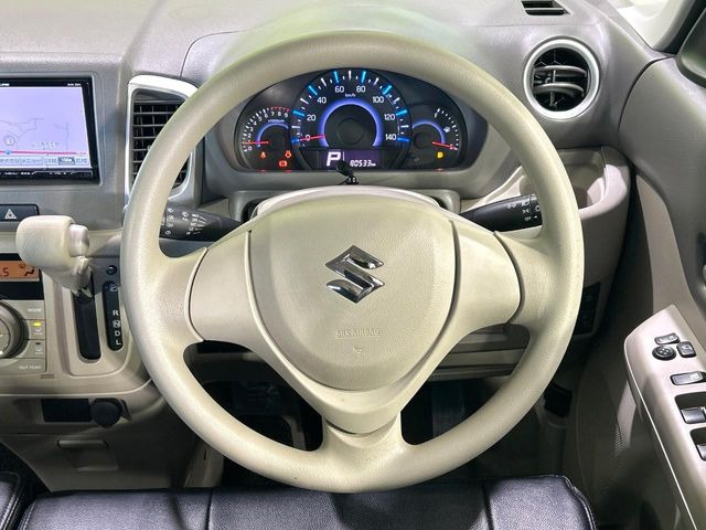 �C���e���A�ɍ��킹���f�U�C���̃X�e�A�����O�́A�^�]�������̂��Ƃ��l���A�^�]���₷���`��A�傫���ł��B�����x�A���ۂɐG���Ă��m���߂��������B