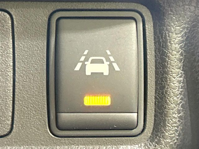 【エマージェンシーブレーキ】走行中に前方の車両等を認識し、衝突しそうな時は警報とブレーキで衝突回避と被害軽減をアシスト。より安全にドライブをお楽しみいただけます。