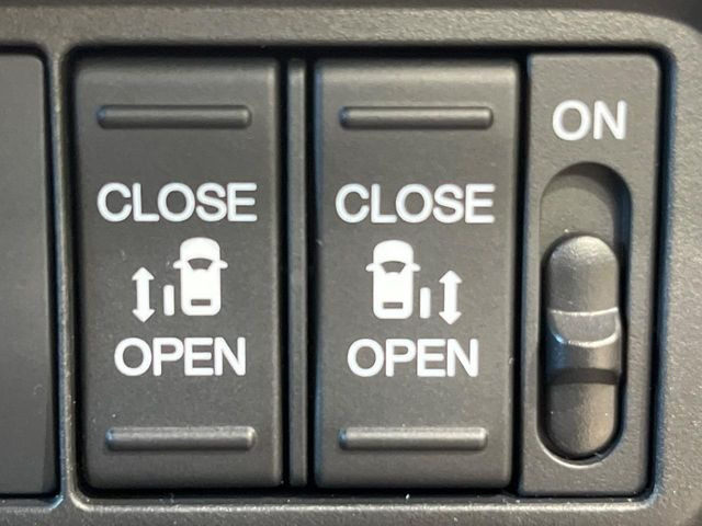 【両側パワースライドドア】スマートキーや運転席のスイッチで後席両側スライドドアの開閉が可能♪電動だから力を入れてドアを開ける必要が無く、小さなお子様でも簡単に開け閉めでき快適です♪