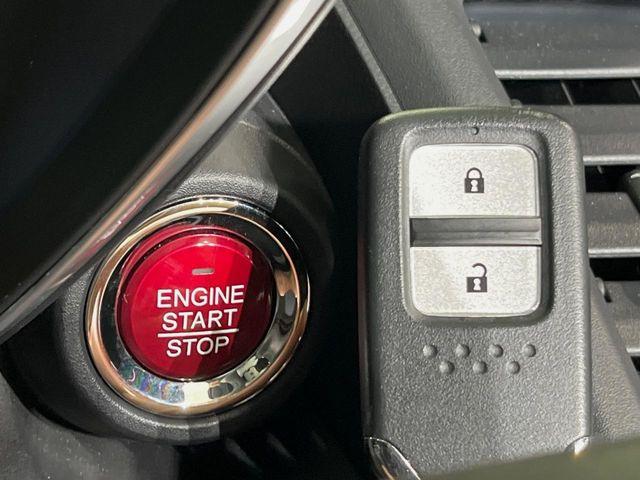 �yHonda�X�}�[�g�L�[�z�J�o����|�P�b�g�ɓ��ꂽ�܂܂ł��h�A�̎{���E�������\�ȃX�}�[�g�L�[�𑕔��B�G���W���̃I���E�I�t�����J�M�����o���K�v����������Ƃ��Ă��֗��ł���