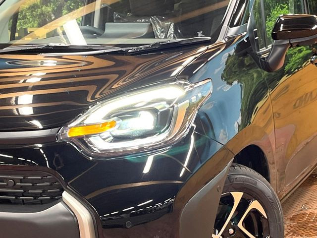 【LEDヘッドライト】悪天候や夜間走行時も良好な視界を確保し安心して運転できる高輝度LEDヘッドライトを装備!点灯速度が早く、消費電力も抑えられています。