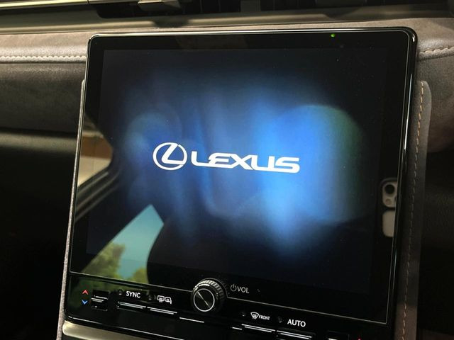 �y9.8�C���` �f�B�X�v���C�I�[�f�B�I�z���ʂ̃f�B�X�v���C��AppleCarPlay��AndroidAuto�����p�\�B�傫�ȉ�ʂŃX�}�z�i�r�A�v���������p���������܂���
