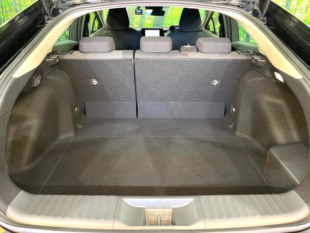 普段のお買い物や通勤、送迎等に十分な荷室スペースを確保しております。セカンドシートを倒すと、大きな荷物の積載も可能です♪