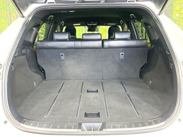 積み下ろしのしやすいデッキにはたっぷりと荷物を積み込んでいただけます。遊びから仕事まで、様々なシーンで頼れます♪