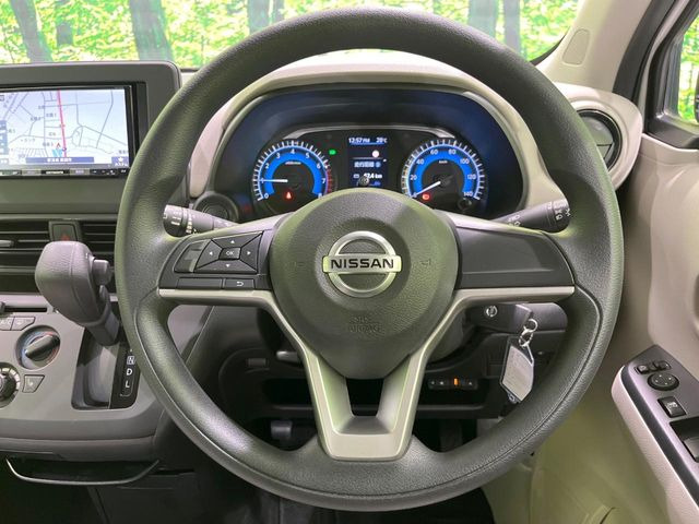 インテリアに合わせたデザインのステアリングは、運転される方のことも考え、運転しやすい形状、大きさです。是非一度、実際に触ってお確かめください。