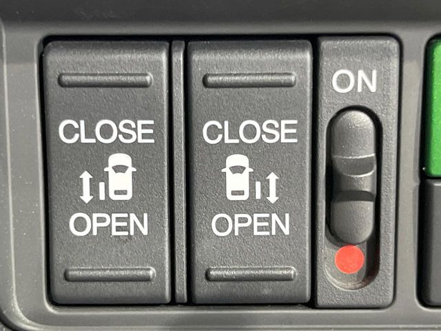 【両側パワースライドドア】スマートキーや運転席のスイッチで後席両側スライドドアの開閉が可能♪電動だから力を入れてドアを開ける必要が無く、小さなお子様でも簡単に開け閉めでき快適です♪