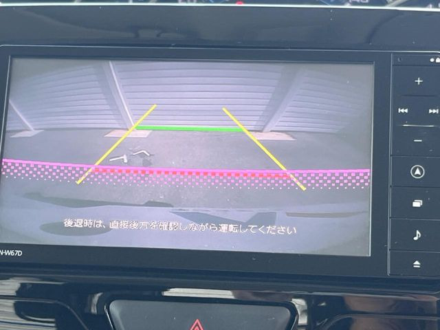 【バックカメラ】駐車時に後方がリアルタイム映像で確認できます。大型商業施設や立体駐車場での駐車時や、夜間のバック時に大活躍!運転スキルに関わらず、今や必須となった装備のひとつです!