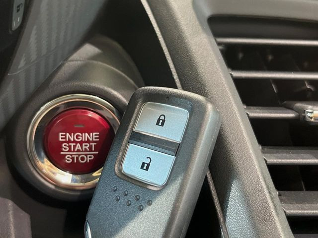 �yHonda�X�}�[�g�L�[�z�J�o����|�P�b�g�ɓ��ꂽ�܂܂ł��h�A�̎{���E�������\�ȃX�}�[�g�L�[�𑕔��B�G���W���̃I���E�I�t�����J�M�����o���K�v����������Ƃ��Ă��֗��ł���