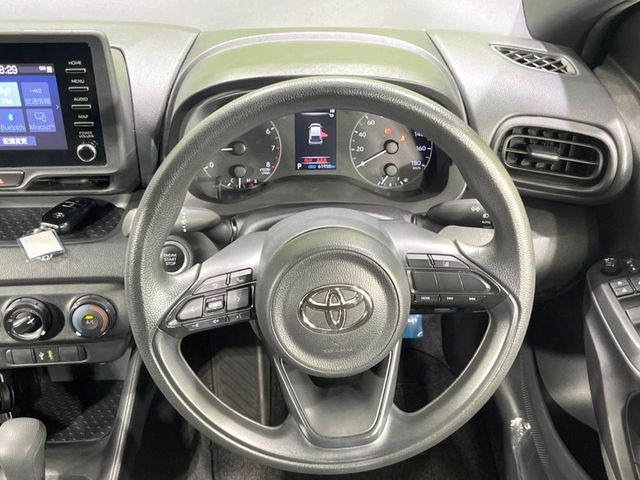 �C���e���A�ɍ��킹���f�U�C���̃X�e�A�����O�́A�^�]�������̂��Ƃ��l���A�^�]���₷���`��A�傫���ł��B�����x�A���ۂɐG���Ă��m���߂��������B