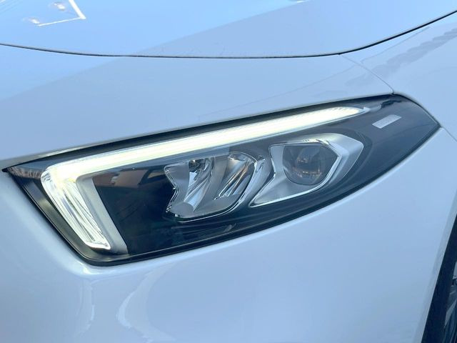 ●LEDヘッドライト:夜間走行時も良好な視界を確保し安心して運転できる高輝度LEDヘッドライトを装備!点灯速度が早く、消費電力も抑えられています。