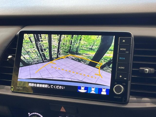 【バックカメラ】駐車時に後方がリアルタイム映像で確認できます。大型商業施設や立体駐車場での駐車時や、夜間のバック時に大活躍!運転スキルに関わらず、今や必須となった装備のひとつです!