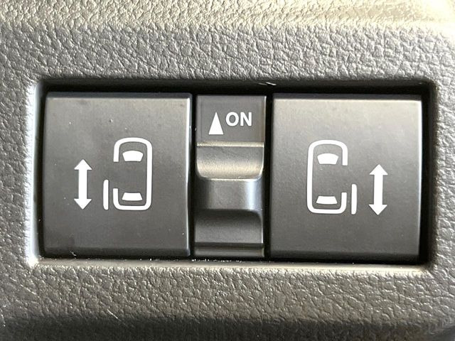 【両側パワースライドドア】スマートキーや運転席のスイッチで後席両側スライドドアの開閉が可能♪電動だから力を入れてドアを開ける必要が無く、小さなお子様でも簡単に開け閉めでき快適です♪