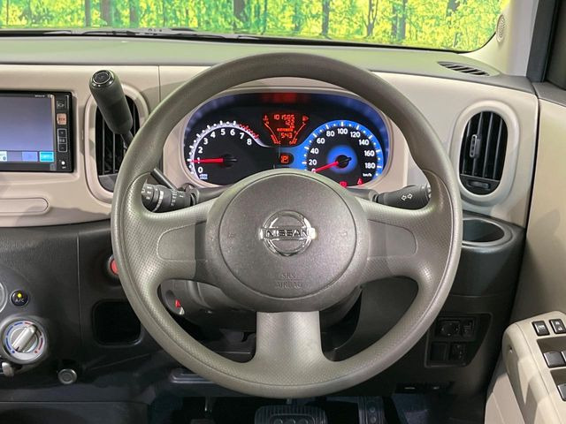 �C���e���A�ɍ��킹���f�U�C���̃X�e�A�����O�́A�^�]�������̂��Ƃ��l���A�^�]���₷���`��A�傫���ł��B�����x�A���ۂɐG���Ă��m���߂��������B