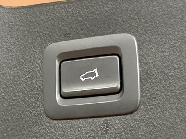【パワーバックドア】スマートキーや運転席のボタンを押すだけでリアゲートが自動で開閉します!荷物を持っている時や、高い位置にあるバックドアを閉める際に便利な機能です♪