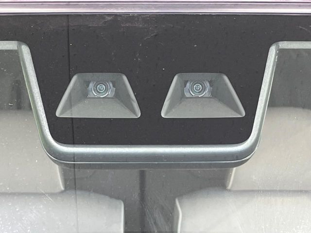 【スマートアシスト】走行中に前方の車両等を認識し、衝突しそうな時は警報とブレーキで衝突回避と被害軽減をアシスト。より安全にドライブをお楽しみいただけます。