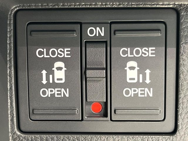 【両側パワースライドドア】スマートキーや運転席のスイッチで後席両側スライドドアの開閉が可能♪電動だから力を入れてドアを開ける必要が無く、小さなお子様でも簡単に開け閉めでき快適です♪