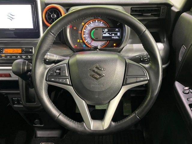 �C���e���A�ɍ��킹���f�U�C���̃X�e�A�����O�́A�^�]�������̂��Ƃ��l���A�^�]���₷���`��A�傫���ł��B�����x�A���ۂɐG���Ă��m���߂��������B