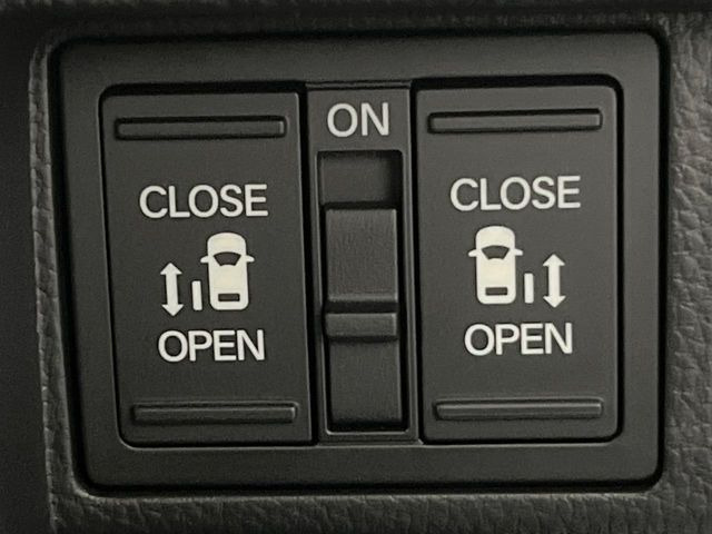 【両側パワースライドドア】スマートキーや運転席のスイッチで後席両側スライドドアの開閉が可能♪電動だから力を入れてドアを開ける必要が無く、小さなお子様でも簡単に開け閉めでき快適です♪