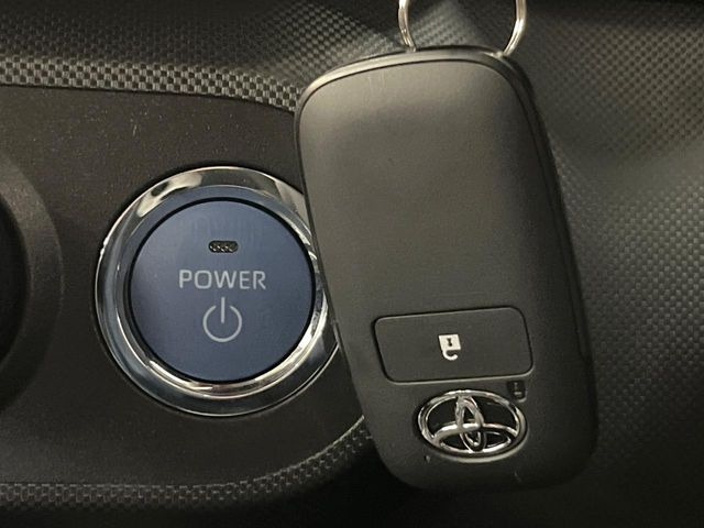 【スマートキー】カバンやポケットに入れたままでもドアの施錠・解錠が可能なスマートキーを装備。エンジンのオン・オフ時もカギを取り出す必要が無いからとっても便利です♪