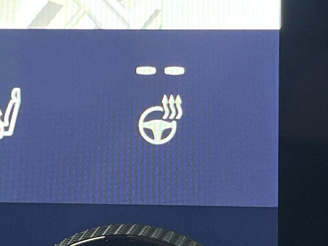 【ステアリングヒーター】冬場に冷たくなりやすい革巻きステアリングを、スイッチ一つで素早く適温に!エアコンよりも早く温まってくれるので、寒い日の運転も快適になりますね♪