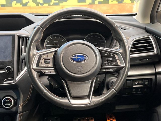 �C���e���A�ɍ��킹���f�U�C���̃X�e�A�����O�́A�^�]�������̂��Ƃ��l���A�^�]���₷���`��A�傫���ł��B�����x�A���ۂɐG���Ă��m���߂��������B