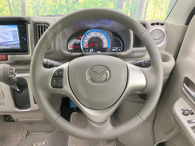 �C���e���A�ɍ��킹���f�U�C���̃X�e�A�����O�́A�^�]�������̂��Ƃ��l���A�^�]���₷���`��A�傫���ł��B�����x�A���ۂɐG���Ă��m���߂��������B
