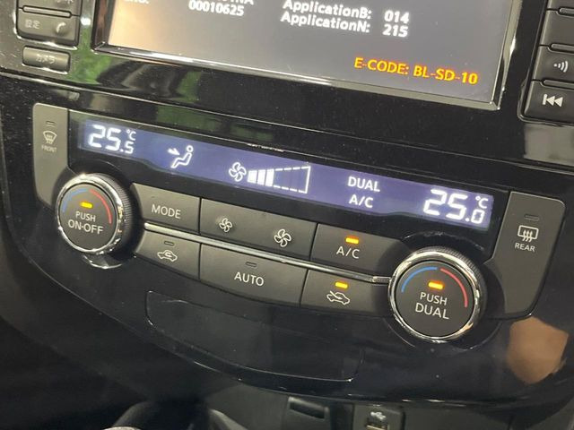【オートエアコン】一度お好みの温度に設定すれば、車内の温度を検知し風量や温度を自動で調整。暑い&hellip;寒い&hellip;と何度もスイッチ操作をする必要はありません。快適な車内空間には必須の機能ですね♪