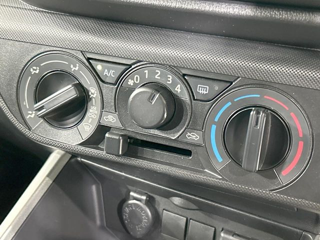 寒い冬も暑い夏も全席に快適な空調を届けてくれる、ダイヤル式エアコンを装備♪